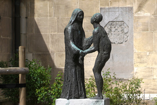 Hubert Löneke: Franziska Schervier Denkmal, 1976. Foto: jvf, Lizenz: CC BY-SA 4.0