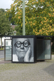 Dennis Adams: Bus Shelter XII. Shattered Glass / The Confessions of Philip Johnson, 2018. Foto: jvf, Lizenz: CC BY-SA 4.0
