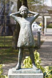 Eva de Maizière: Mädchen im Garten stehend, 1986/1987. Foto: jvf, Lizenz: CC BY-SA 4.0