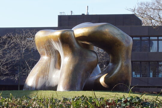 Henry Moore: Large Two Forms, 1966-1969. Foto: jvf, Lizenz: CC BY-SA 4.0