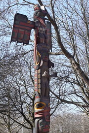 Tony Hunt: Wappenpfahl der Kwakiutl-Indianer, 1979. Foto: jvf, Lizenz: CC BY-SA 4.0