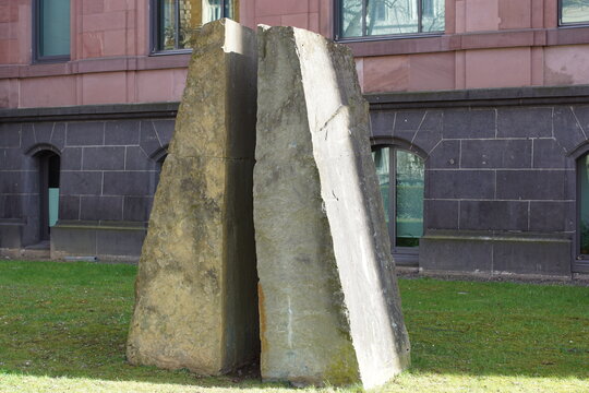 Ulrich Rückriem: Stein des 10. Oktober 1981 (Mahnmal für den Frieden), 1981. Foto: jvf, Lizenz: CC BY-SA 4.0