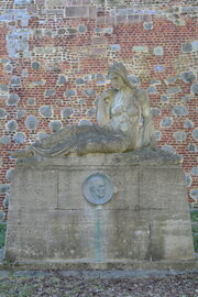 Hubert Netzer: Sinnende Klio (Hermann-Brassert-Denkmal), 1921. Foto: jvf, Lizenz: CC BY-SA 4.0
