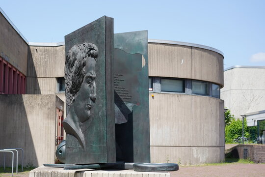 Bert Gerresheim: Heine-Denkmal, 2012. Foto: jvf, Lizenz: CC BY-SA 4.0