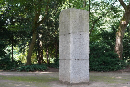Ulrich Rückriem: Kleine Stele, 1983. Foto: jvf, Lizenz: CC BY-SA 4.0