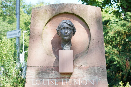 Ernesto de Fiori: Louise-Dumont-Gedenkstätte, 1955. Foto: jvf, Lizenz: CC BY-SA 4.0