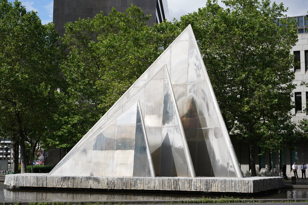 Heinz Mack: Segelbrunnen, 1988. Foto: jvf, Lizenz: CC BY-SA 4.0