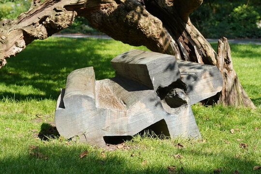Klaus Simon: Skulptur für einen Baum, 1989 / 1990. Foto: jvf, Lizenz: CC BY-SA 4.0