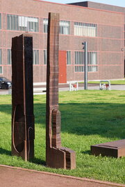 Ansgar Nierhoff: Zweiteilige Standskulptur / Von einem Block, o. J., vor 2010. Foto: jvf, Lizenz: CC BY-SA 4.0