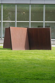 Richard Serra: Inverted House of Cards, 1969/1983. Foto: jvf, Lizenz: CC BY-SA 4.0