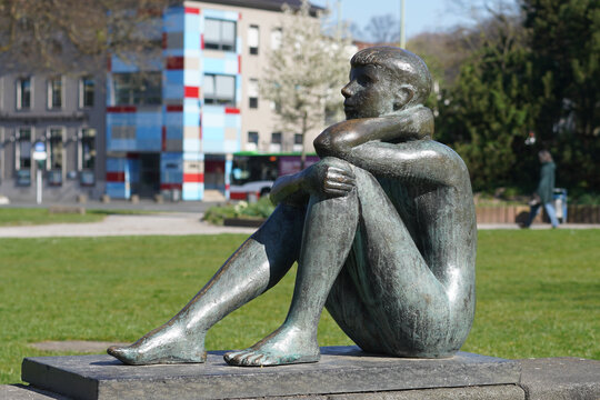 Heinrich Holthaus: Sitzender Junge, 1957/1958. Foto: jvf, Lizenz: CC BY-SA 4.0 Heinrich Holthaus: Sitzender Junge, 1957/1958. Foto: jvf, Lizenz: CC BY-SA 4.0