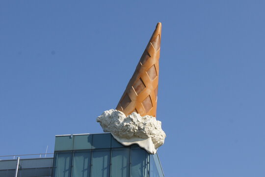 Claes Oldenburg / Coosje van Bruggen: Dropped Cone, 2001. Foto: jvf, Lizenz: CC BY-SA 4.0