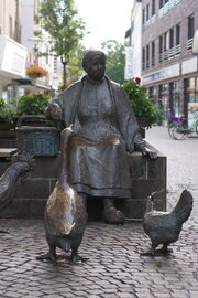 Gertrud Büscher-Eilert: Eierfrau mit Tieren, 1991. Foto: jvf, Lizenz: CC BY-SA 4.0