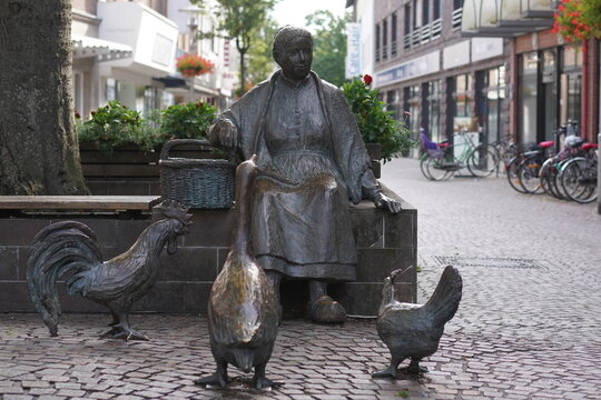Gertrud Büscher-Eilert: Eierfrau mit Tieren, 1991. Foto: jvf, Lizenz: CC BY-SA 4.0