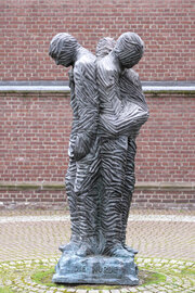 Christa Bremer: Verzweifelt – Gefangen – Geschändet, 1998. Foto: jvf, Lizenz: CC BY-SA 4.0