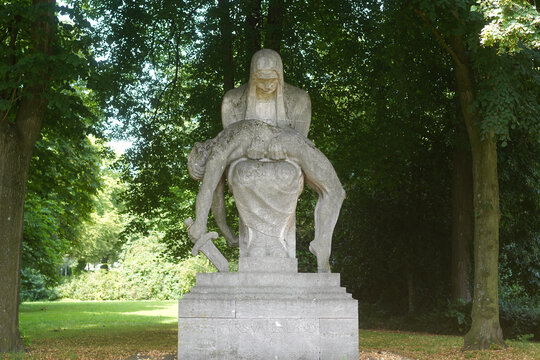 Fritz Behn: Ehrenmal für die Gefallenen und Hinterbliebenen 1914-1918, 1924-1926. Foto: jvf, Lizenz: CC BY-SA 4.0 Fritz Behn: Ehrenmal für die Gefallenen und Hinterbliebenen 1914-1918, 1924-1926. Foto: jvf, Lizenz: CC BY-SA 4.0