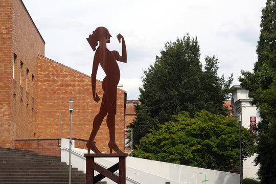 Georg Ettl: Frau mit Armen, 2004. Foto: jvf, Lizenz: CC BY-SA 4.0 Georg Ettl: Frau mit Armen, 2004. Foto: jvf, Lizenz: CC BY-SA 4.0