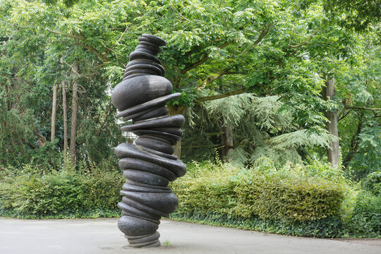 Tony Cragg: Wirbelsäule – The Articulated Column, 1996. Foto: jvf, Lizenz: CC BY-SA 4.0 Tony Cragg: Wirbelsäule – The Articulated Column, 1996. Foto: jvf, Lizenz: CC BY-SA 4.0