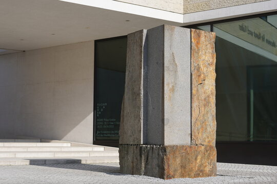 Ulrich Rückriem: Granit (Normandie) gespalten, geschnitten, geschliffen, (Neuaufstellung 2013),  1985. Foto: jvf, Lizenz: CC BY-SA 4.0