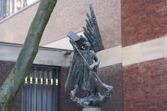 Wilhelm Heiner: St. Michael (Brunnenfigur), 1962. Foto: jvf, Lizenz: CC BY-SA 4.0