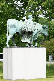 Carl Hans Bernewitz u.a.: (Versetzung des Denkmals) Knecht mit Pferd und Magd mit Stier, Versetzung 1987, Orig.: 1912. Foto: jvf, Lizenz: CC BY-SA 4.0