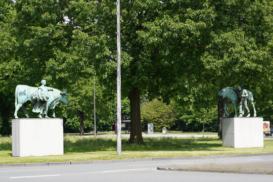 Carl Hans Bernewitz / Rémy Zaugg: (Versetzung des Denkmals) Knecht mit Pferd und Magd mit Stier, Versetzung 1987, Orig.: 1912. Foto: jvf, Lizenz: CC BY-SA 4.0