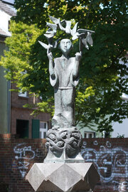 Unbekannte/r Künstler*in: Franziskaner-Denkmal, 1967. Foto: jvf, Lizenz: CC BY-SA 4.0