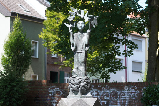 Unbekannte/r Künstler*in: Franziskaner-Denkmal, 1967. Foto: jvf, Lizenz: CC BY-SA 4.0