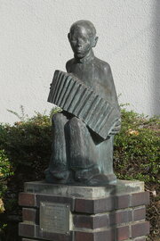 Toni Stockheim: Zieharmonikaspieler, Bronzeguss 1985, Keramikorig.: 1952. Foto: jvf, Lizenz: CC BY-SA 4.0