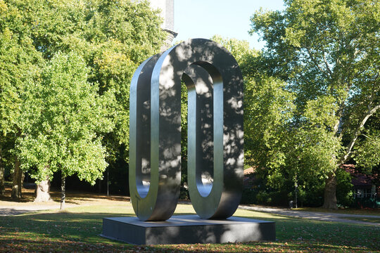 Josef Neuhaus: Endlosschleife (Stadteingangszeichen), 1996. Foto: jvf, Lizenz: CC BY-SA 4.0