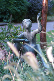 Marga Groove-Marković: Sitzender Knabe, 1963. Foto: jvf, Lizenz: CC BY-SA 4.0