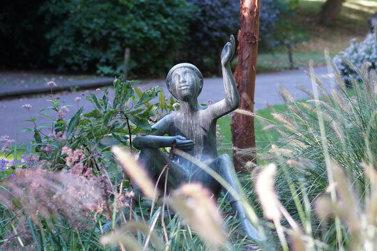 Marga Groove-Marković: Sitzender Knabe, 1963. Foto: jvf, Lizenz: CC BY-SA 4.0