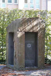 Ulrich Rückriem: Mahnmal, 1995. Foto: jvf, Lizenz: CC BY-SA 4.0