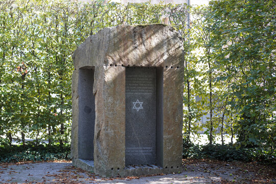 Ulrich Rückriem: Mahnmal, 1995. Foto: jvf, Lizenz: CC BY-SA 4.0