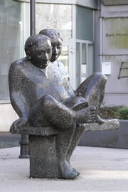 Gerda Kratz: Lesendes Paar, 1992. Foto: jvf, Lizenz: CC BY-SA 4.0