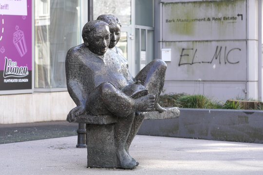 Gerda Kratz: Lesendes Paar, 1992. Foto: jvf, Lizenz: CC BY-SA 4.0