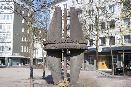 Henryk Dywan: Denkmal Unteilbares Deutschland, 1964. Foto: jvf, Lizenz: CC BY-SA 4.0