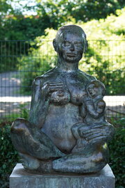 Udo Meyer: Mutter mit Kind, 1981. Foto: jvf, Lizenz: CC BY-SA 4.0