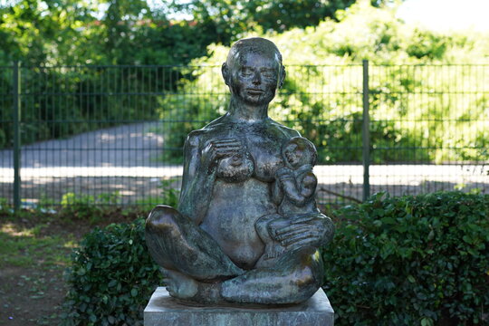 Udo Meyer: Mutter mit Kind, 1981. Foto: jvf, Lizenz: CC BY-SA 4.0